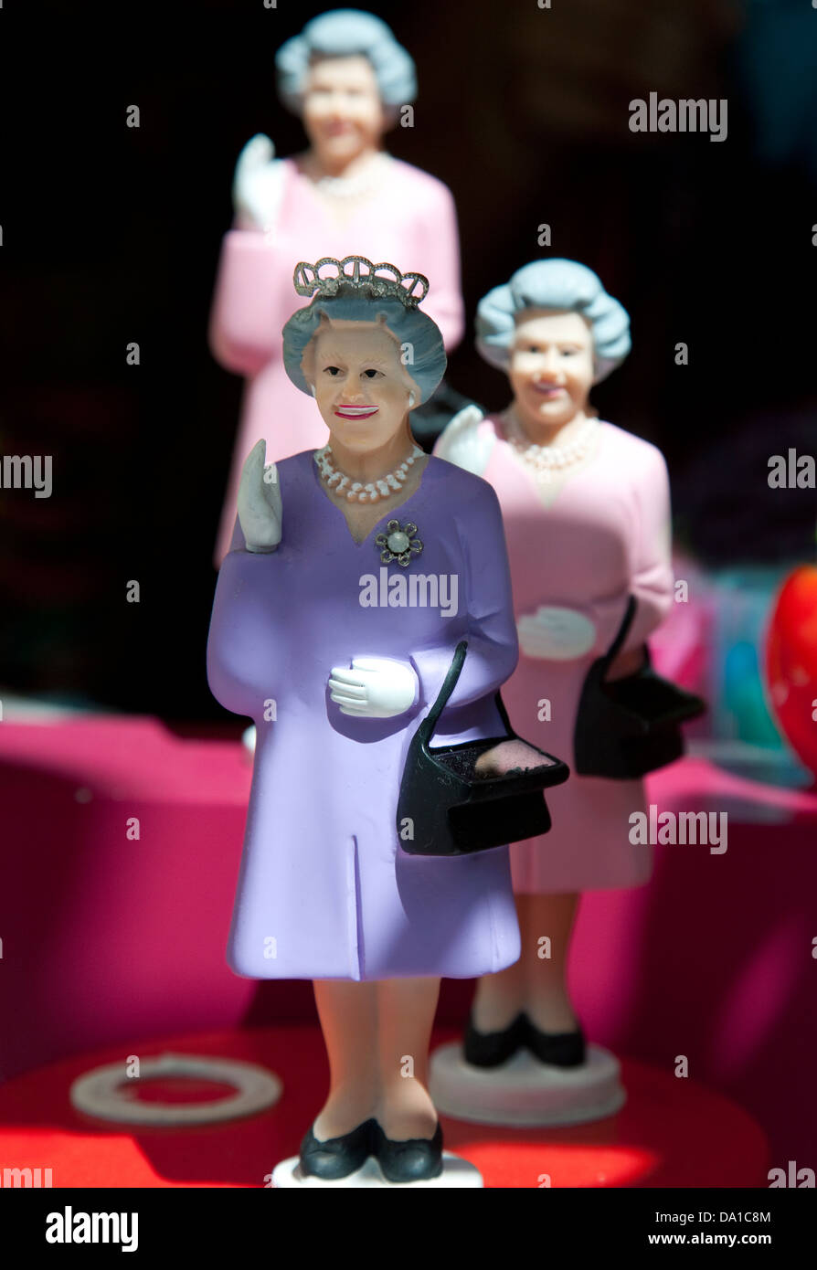 Animierte Figuren von Königin Elizabeth II in London Schaufenster winken Stockfoto