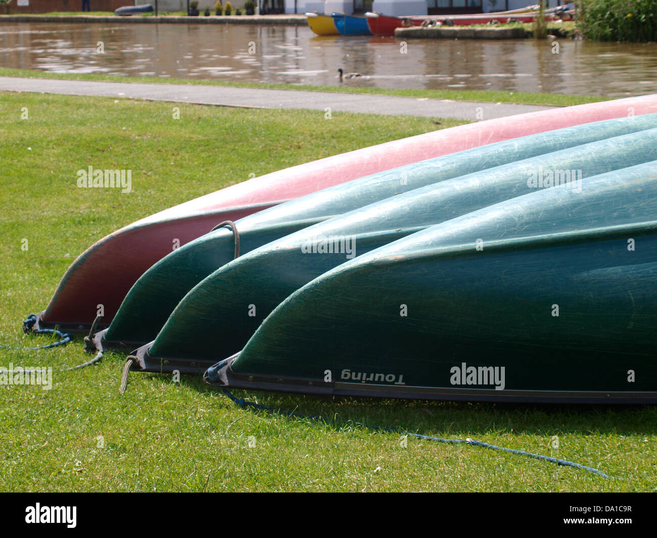 Reihe von Kanus am Ufer Flusses, UK 2013 Stockfoto