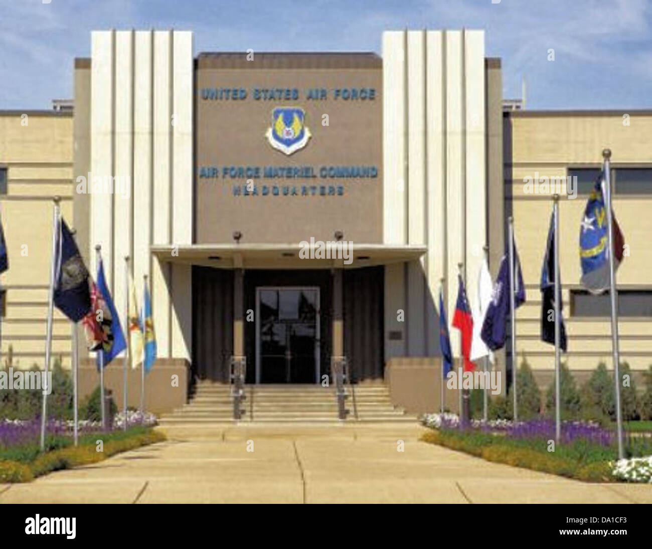 Gezeigt wird das Hauptquartier des Air Force Materiel Command (AFMC) auf der Wright-Patterson Air Force Base (WPAFB) in Ohio. Das AFMC ist für die Bereitstellung von Logistik, Technologie und Support für die Waffensysteme der US Air Force verantwortlich. Dieser Standort ist von zentraler Bedeutung für verschiedene Verteidigungsoperationen und Innovationen. Stockfoto