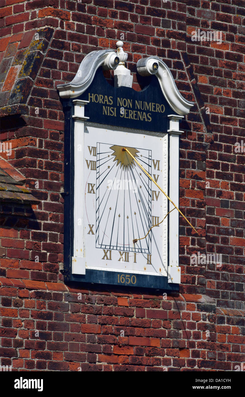Sonnenuhr. Die Moot Hall, Kreuz Marktplatz, Aldeburgh, Suffolk, England, Vereinigtes Königreich, Europa. Stockfoto