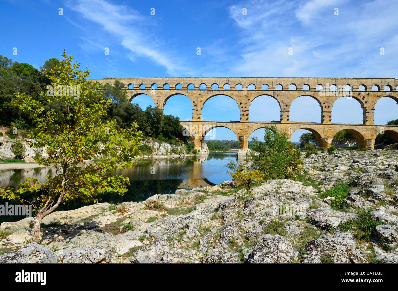 Pont du Gard, eines der beliebtesten touristischen Attraktionen Frankreichs und eines der beeindruckendsten Beispiele der römischen Architektur Stockfoto