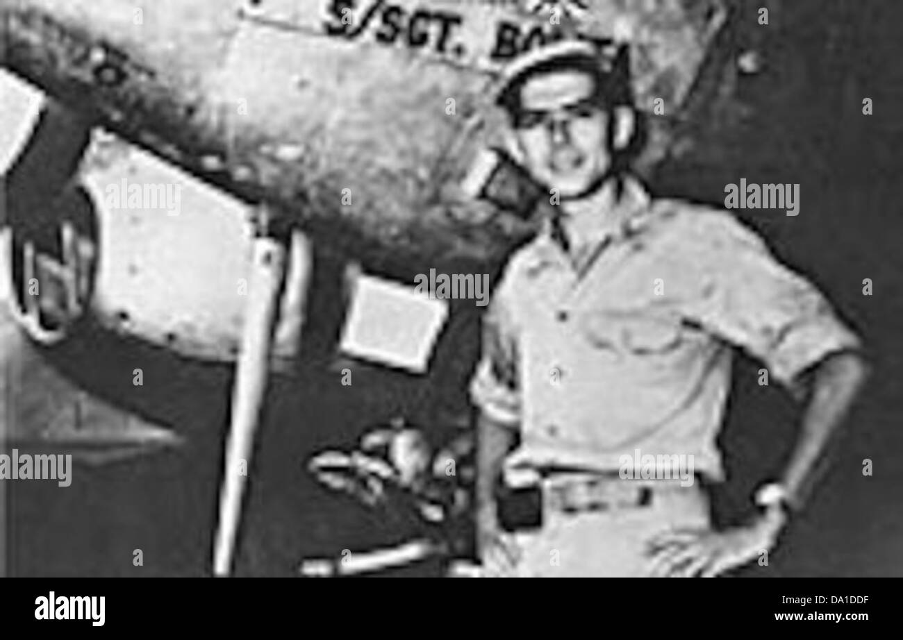 Oberstleutnant Gerald A. Johnson war eine prominente Persönlichkeit der United States Army Air Forces (USAAF). Seine Beiträge während des Zweiten Weltkriegs waren bedeutend, und dieses Porträt fängt seine Führung und seinen Militärdienst während des Krieges ein. Stockfoto