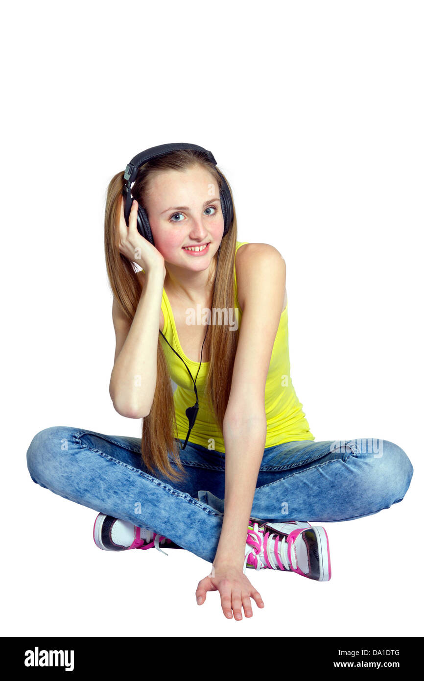 eine Mädchen im Kopfhörer hört Musik und lacht Stockfoto