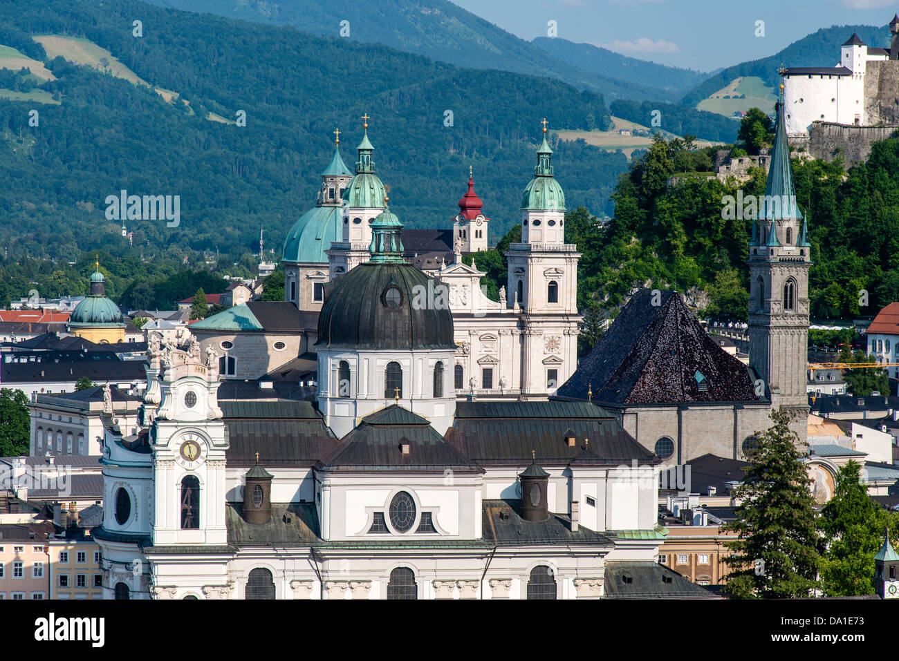 Panoramablick über Kuppeln und Glockentürme in der Altstadt, Salzburg, Österreich Stockfoto