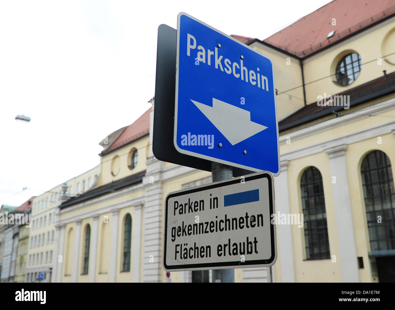 Ein blaues Schild für ein Parkautomat ist in München, 21. Juni