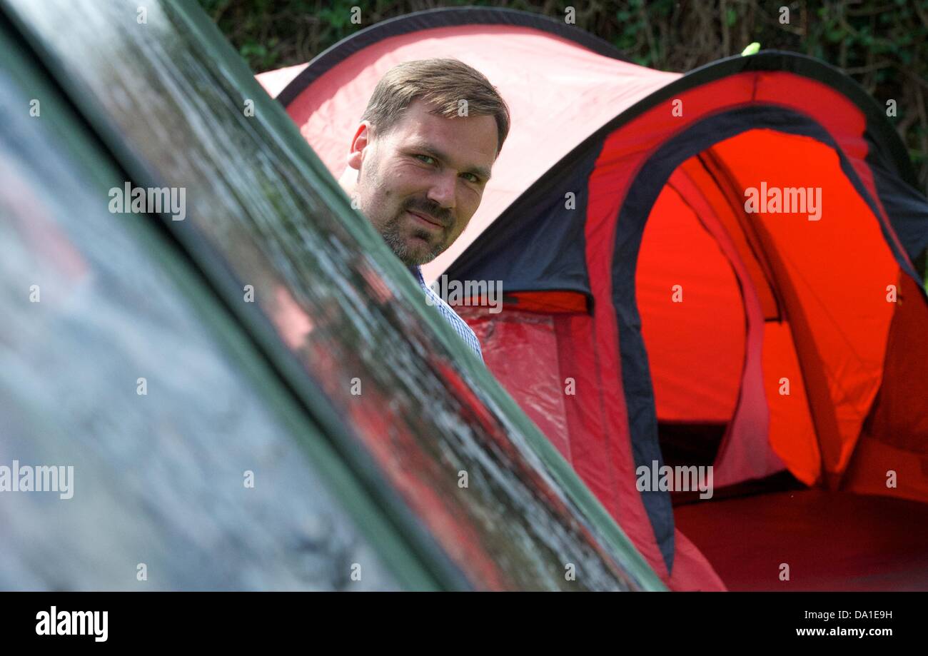Nico Mueller steht in einem Zelt auf seinem Grundstck in Krostnitz,  Deutschland, 12. Juni 2013. Mueller ist Mitbegrnder der Firma "Mein-Zelt- Steht-Schon" ("mein Zelt ist aufgestellt bereits"). Foto: PETER ENDIG  Stockfotografie - Alamy