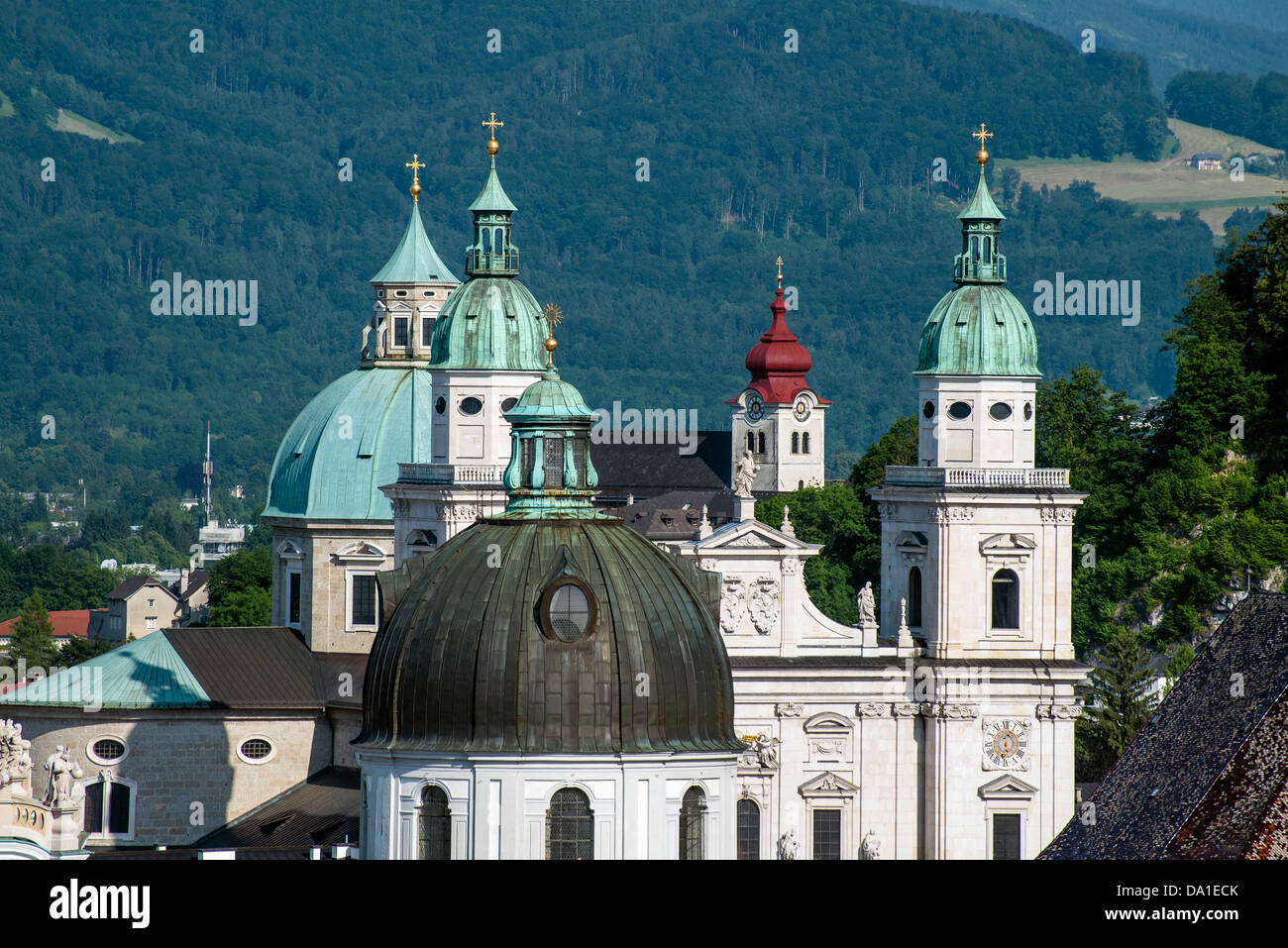 Panoramablick über Kuppeln und Glockentürme in der Altstadt, Salzburg, Österreich Stockfoto