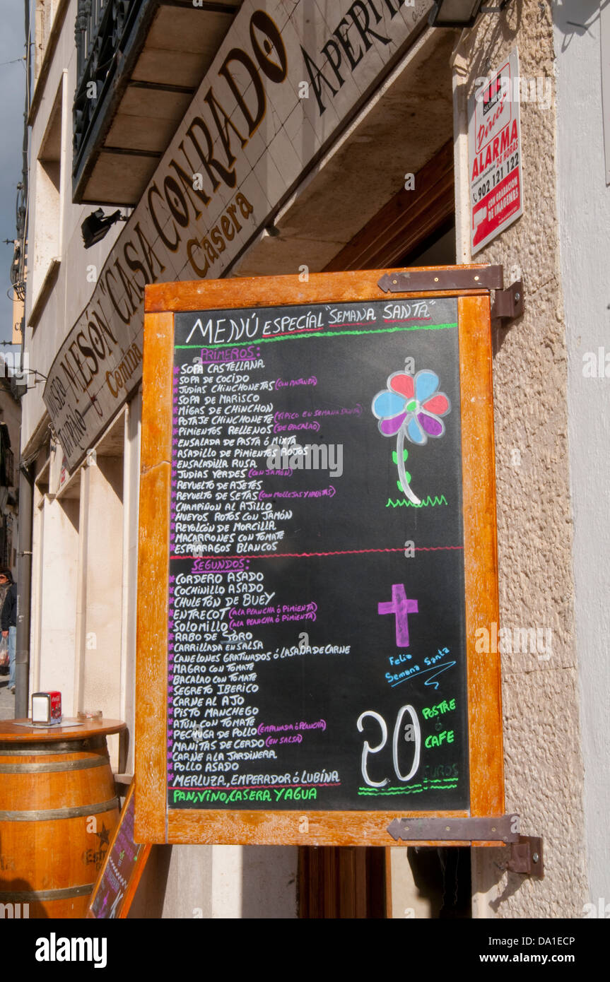 Speisekarte an Bord. Chinchon, Provinz Madrid, Spanien. Stockfoto