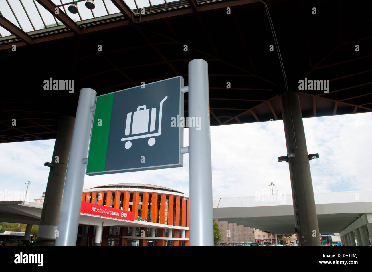 Gepäck-Zeichen. Puerta de Atocha-Bahnhof, Madrid, Spanien. Stockfoto