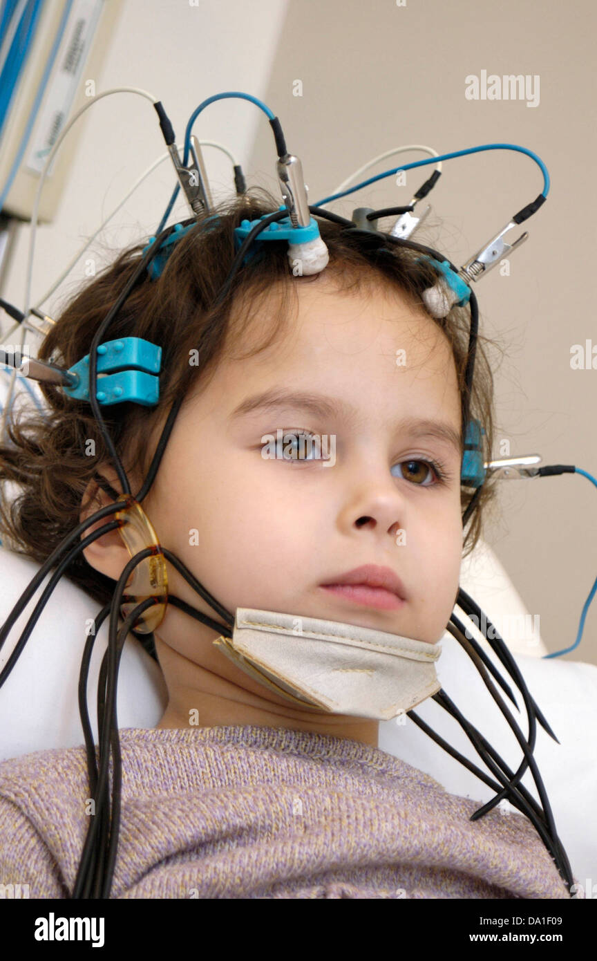 EEGUNTERSUCHUNG EINES KINDES Stockfotografie Alamy