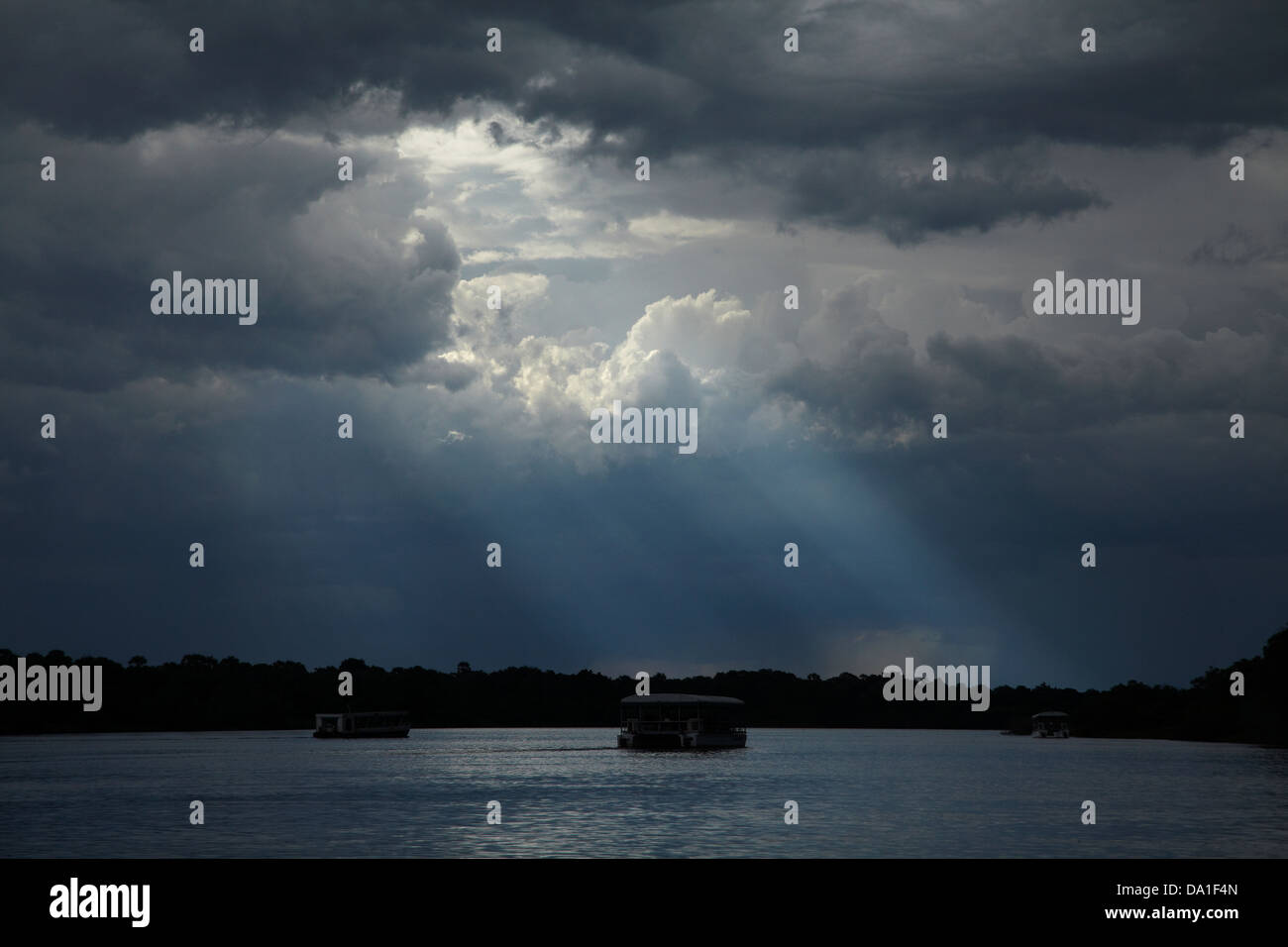 Ausflugsschiff und Gewitterwolken, Sambesi, oberhalb von Victoria Falls, Simbabwe, Südafrika Stockfoto