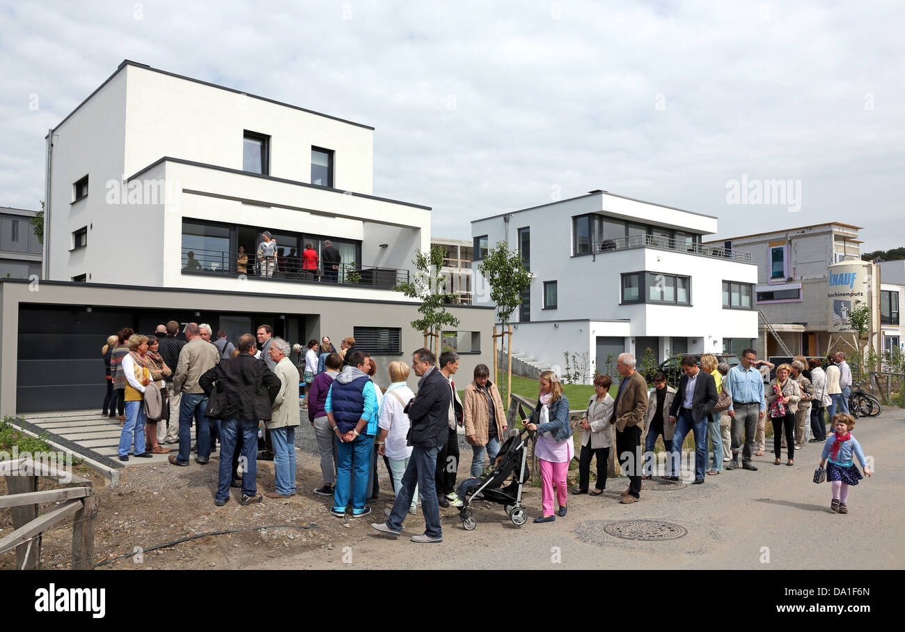 Besucher in die Warteschlange rund um besuchen eine neugebaute Einfamilienhaus in der See Phoenix Immobilien Dortmund, Deutschland Stockfoto