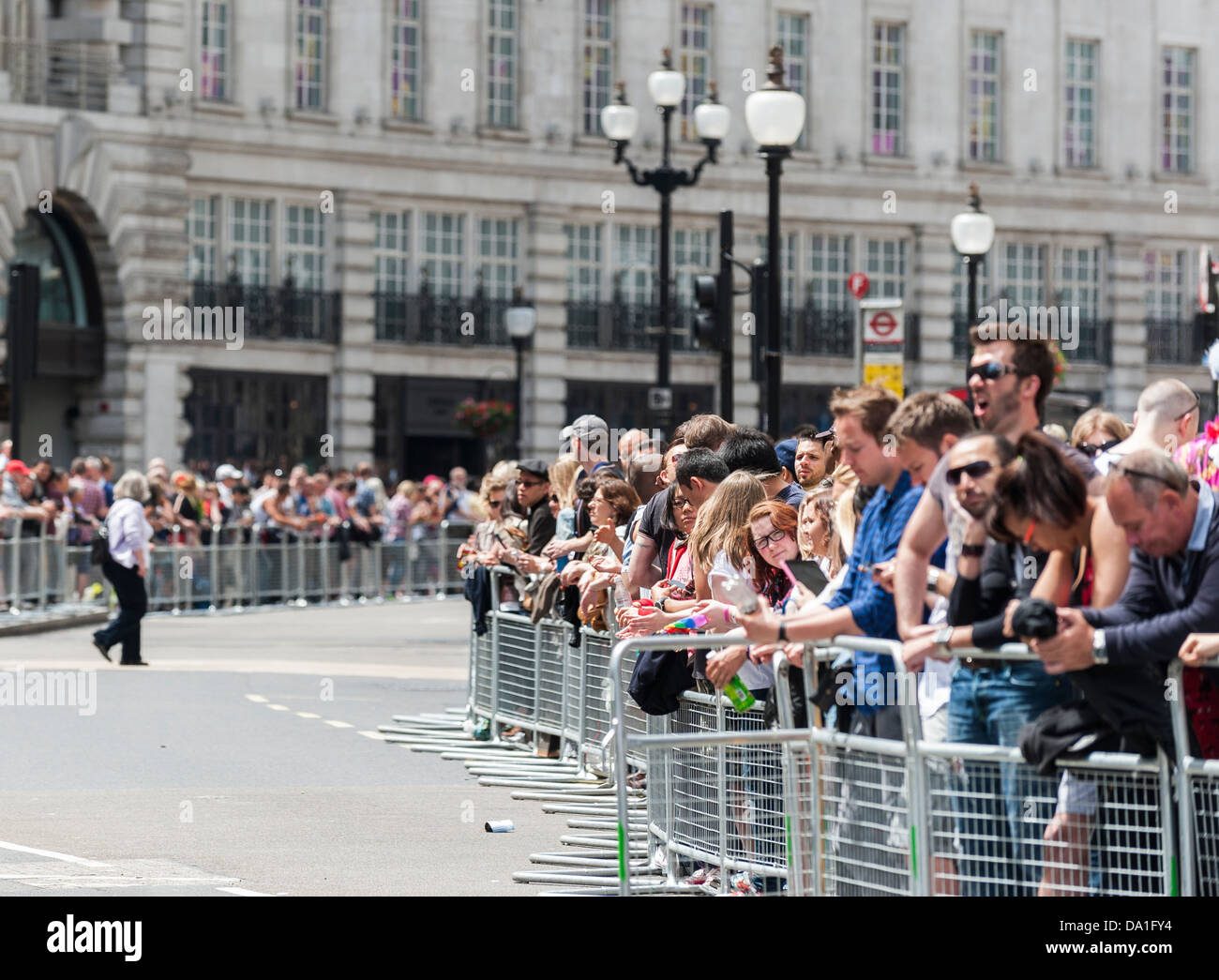 Menschenmengen sammeln der London Pride Parade zu beobachten. Stockfoto