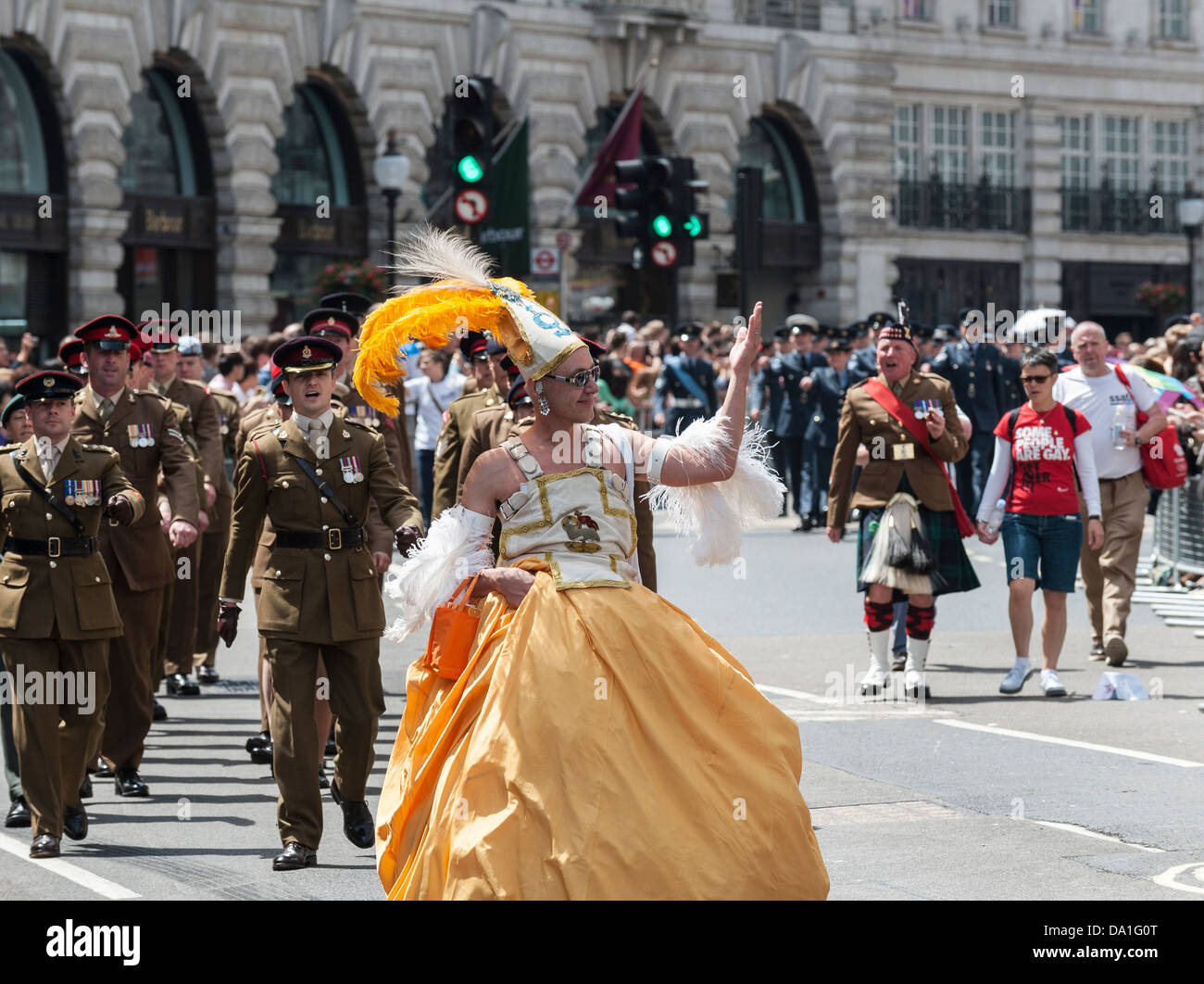 Ein transvestit vor ein Kontingent von der Armee in der London Pride Parade. Stockfoto