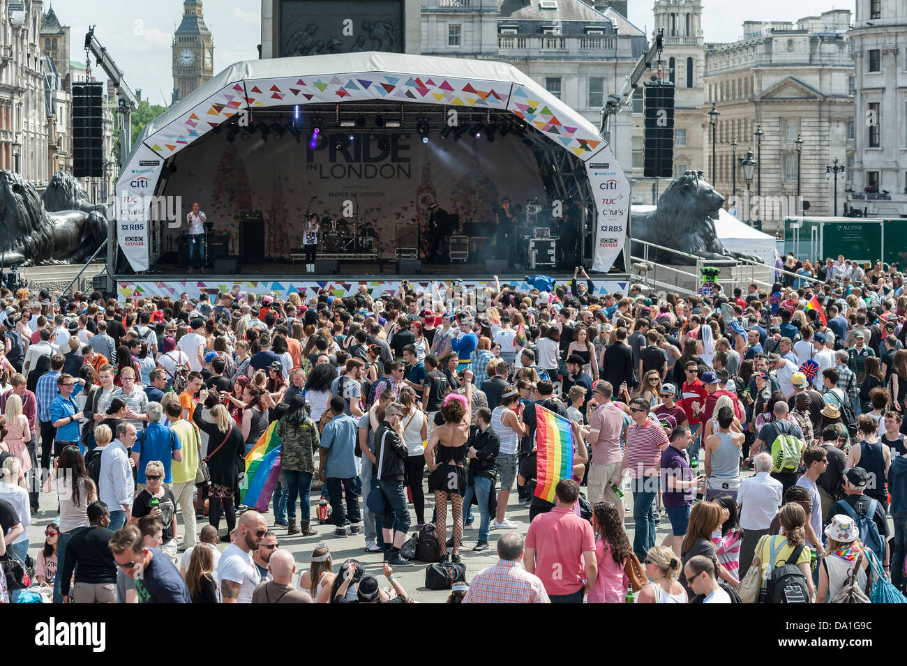 29. Juni 2013. Menschenmengen sammeln auf dem Trafalgar Square, London Pride feiern. Fotograf: Gordon Scammell Stockfoto
