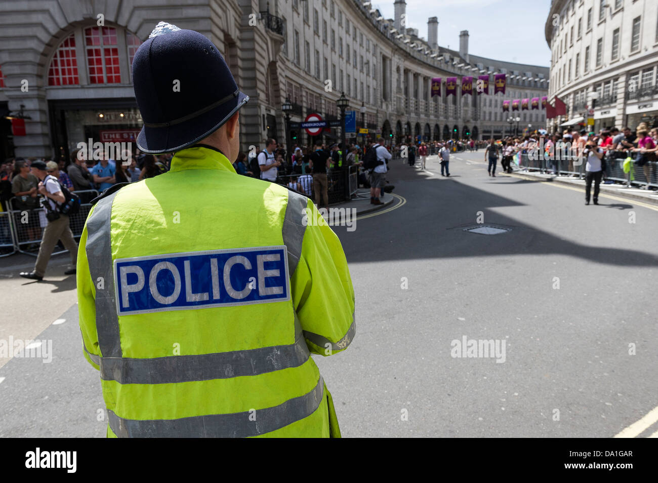 Ein Polizist der London Pride Parade warten zu beginnen. Stockfoto