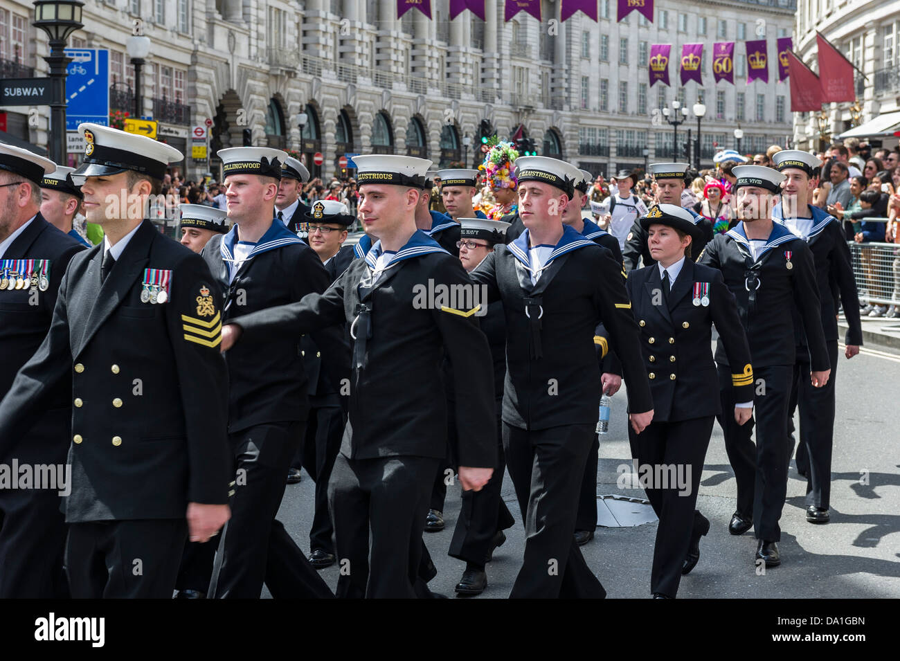 Ein Kontingent der Royal Navy marschieren in der London Pride Parade. Stockfoto
