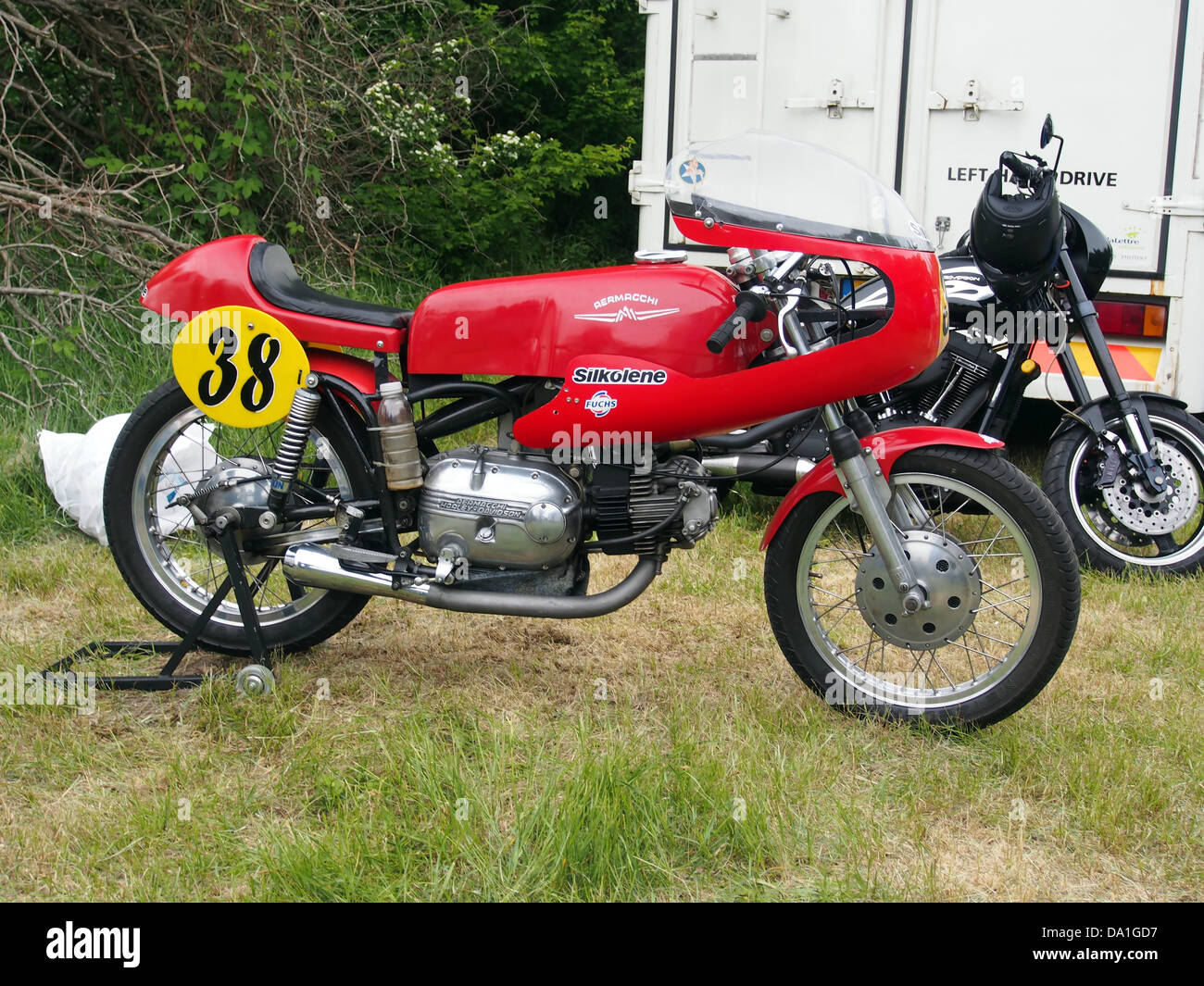 Die Aermacchi No38 ist ein historisches italienisches Flugzeug, das für seinen Beitrag zur Luftfahrt in der Mitte des 20. Jahrhunderts bekannt ist. Es war Teil der Aermacchi-Reihe leichter Flugzeuge, die sowohl für militärische als auch zivile Anwendungen eingesetzt wurden. Stockfoto