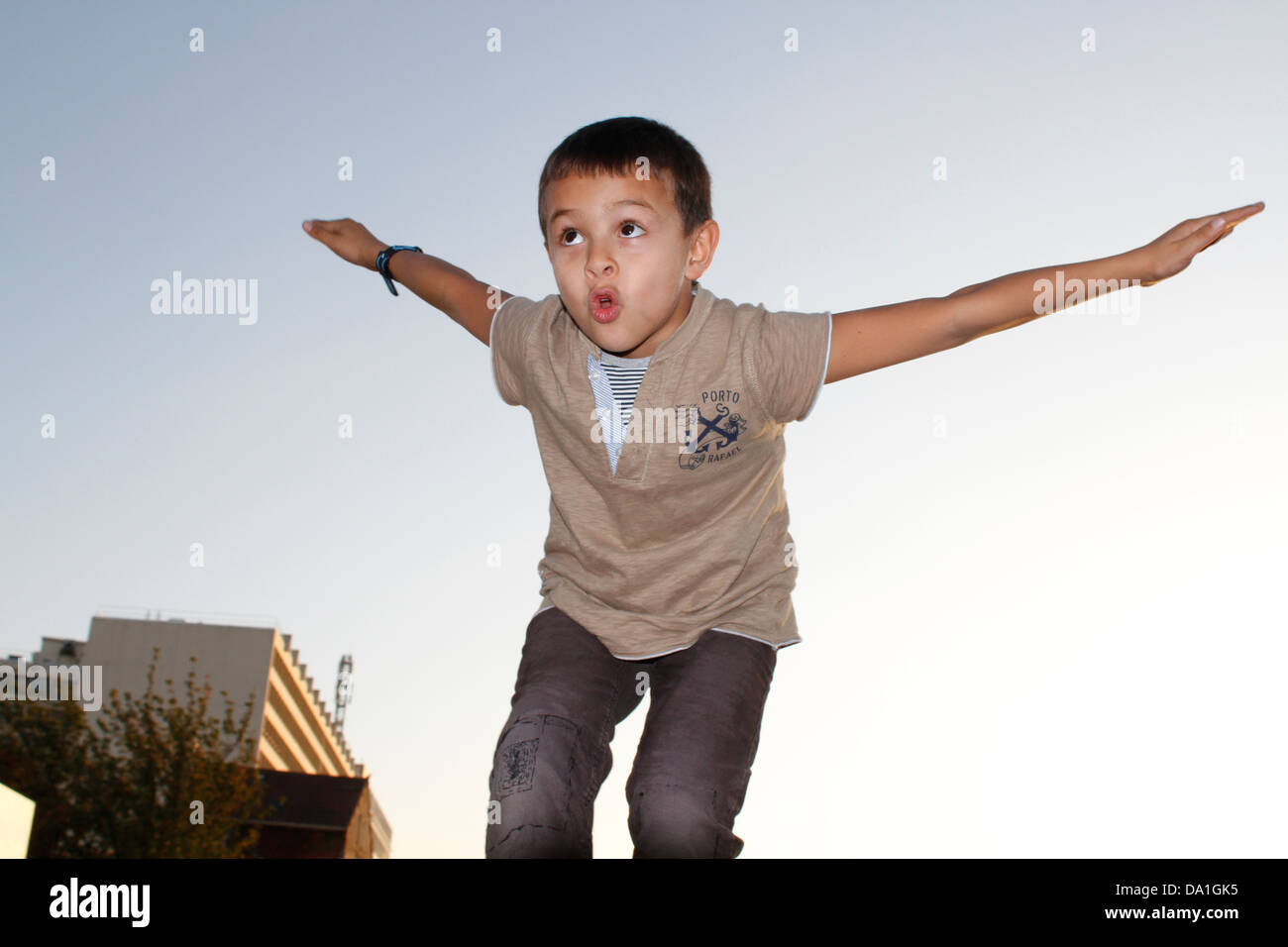 Junge, die vorgibt, fliegen Stockfoto