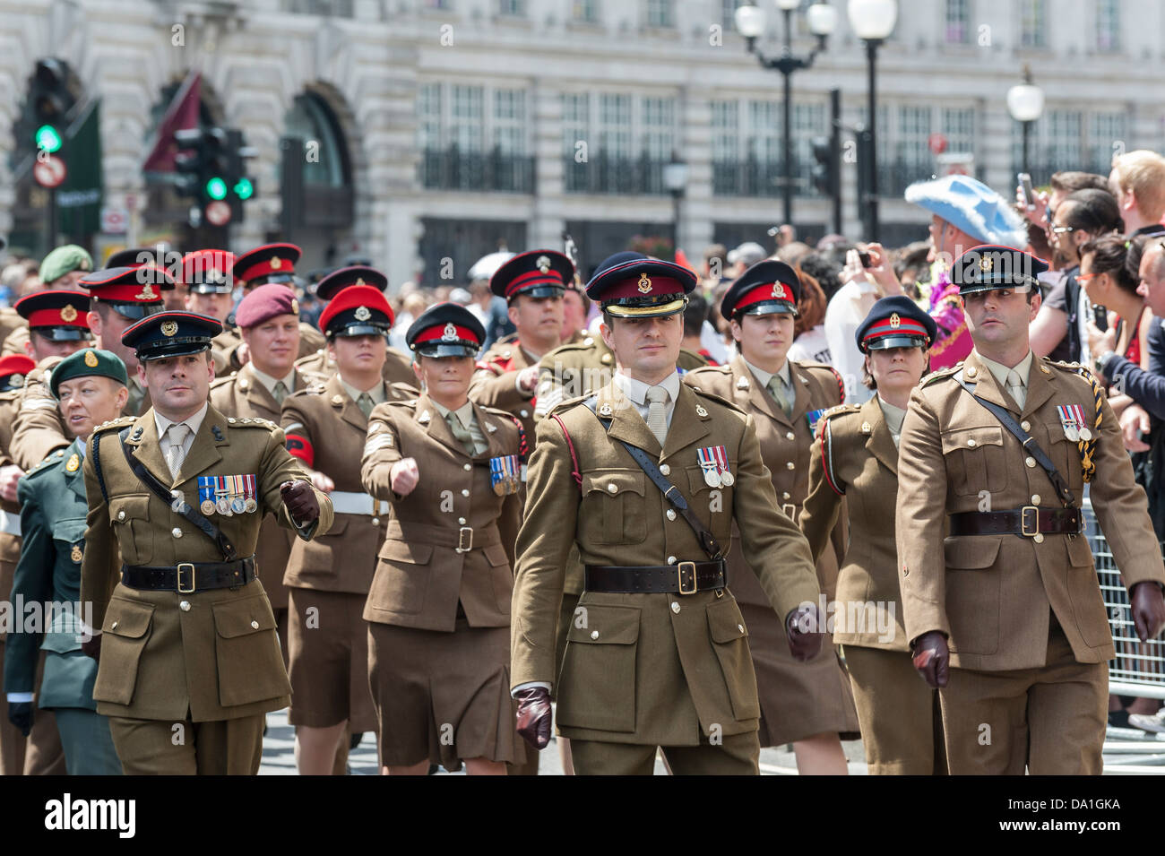 Ein Kontingent von der Armee marschiert in die London Pride Parade. Stockfoto