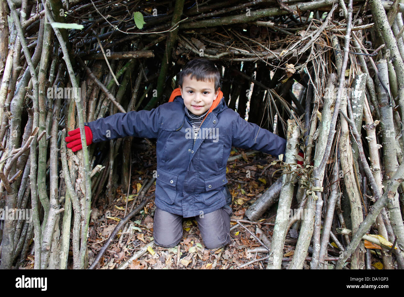 7-jähriger Junge in einer Hütte Stockfoto