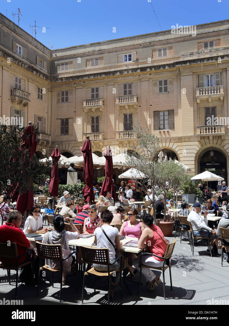 CAFE, ST. JOHN ES SQUARE, VALLETTA, MALTA Stockfoto