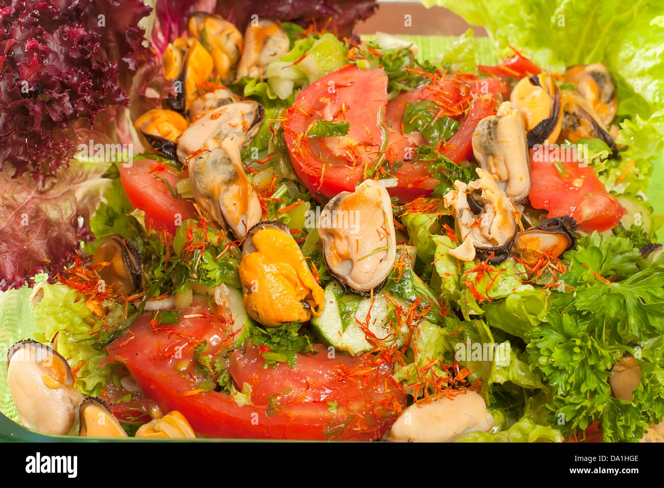 Salat aus frischem Gemüse mit Muscheln closeup Stockfoto