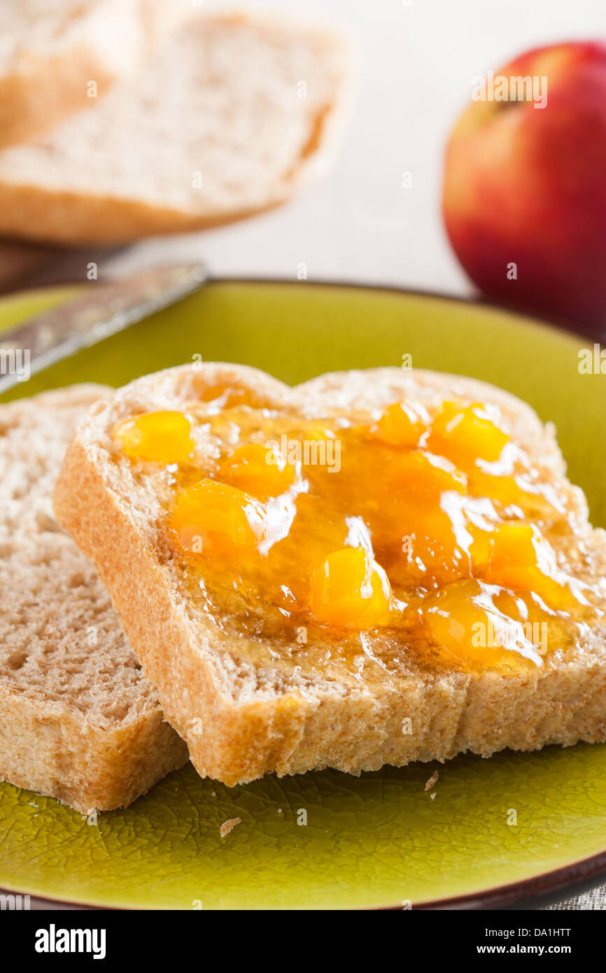 Brot-Toast mit Pfirsich Marmelade Stockfotografie - Alamy