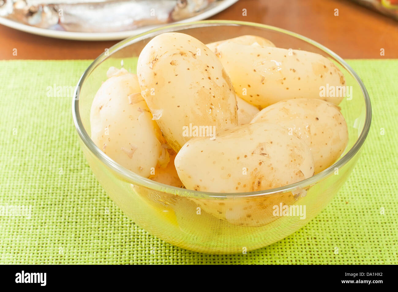 junge Kartoffeln gekocht in einer Glas-Schale-Nahaufnahme Stockfoto