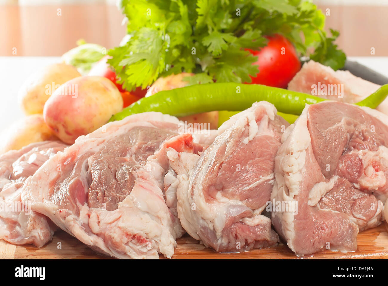 rohes Lammfleisch mit frischem Gemüse Stockfoto