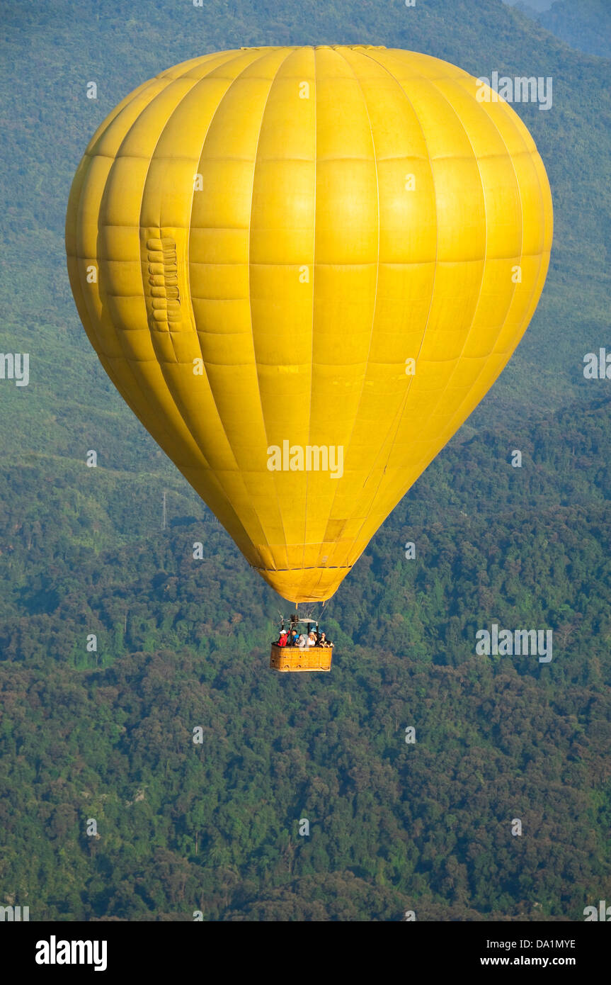 Vertikale Ansicht von einem Heißluftballon überfliegen bewaldeten Bergen in Laos. Stockfoto