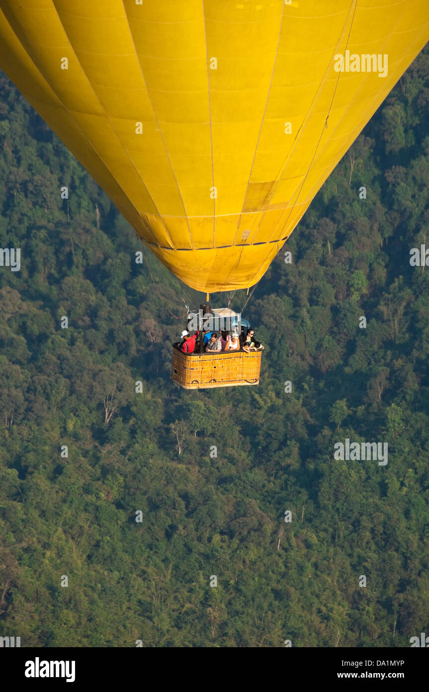 Vertikale Ansicht von Touristen betrachten aus einem Heißluftballon. Stockfoto