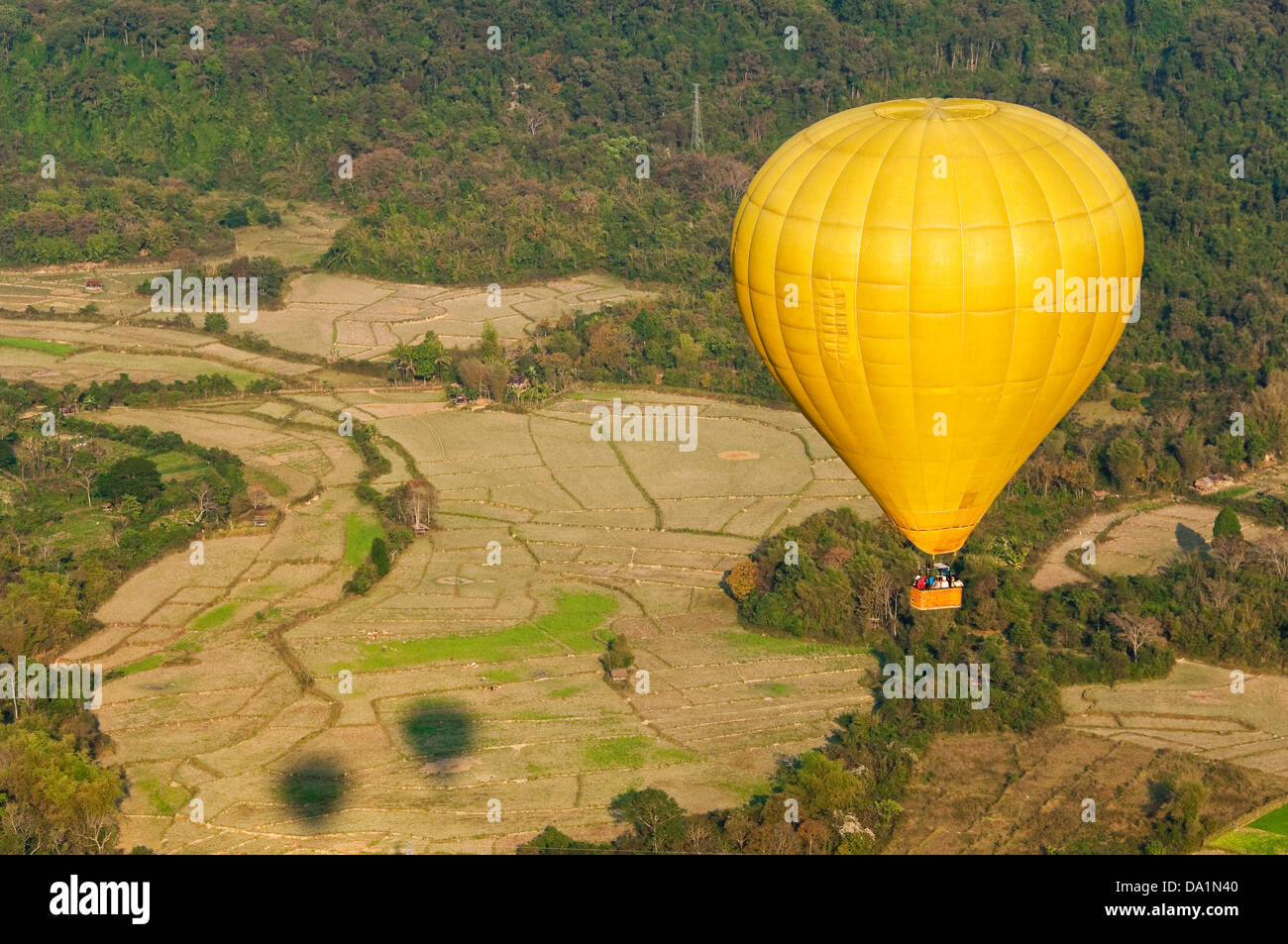 Horizontale Luftbild ein Heißluft-Ballon an Bord und die umliegende Landschaft in der Nähe von Vang Vieng. Stockfoto