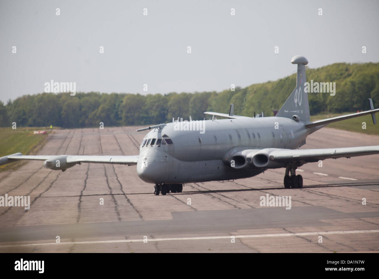 Kalten Krieges Jets Display am Flugplatz Bruntingthorpe, Leicestershire, England. Kalten Krieges Ex-RAF-Jets werden entlang der Piste für angetrieben. Stockfoto