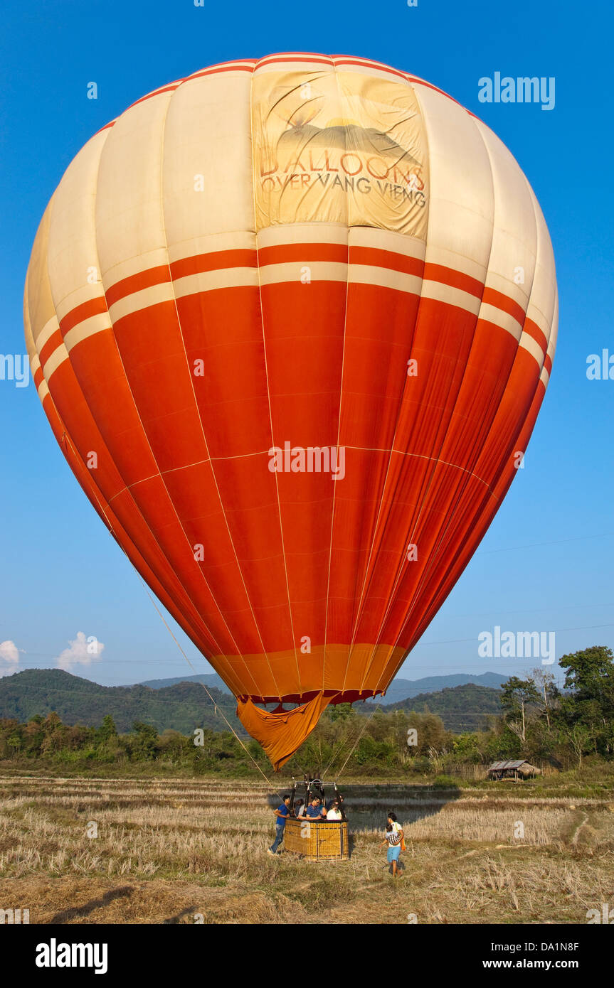 Vertikale Nahaufnahme von einem Heißluftballon Vorbereitung für Take off auf dem Lande in der Nähe von Vang Vieng. Stockfoto