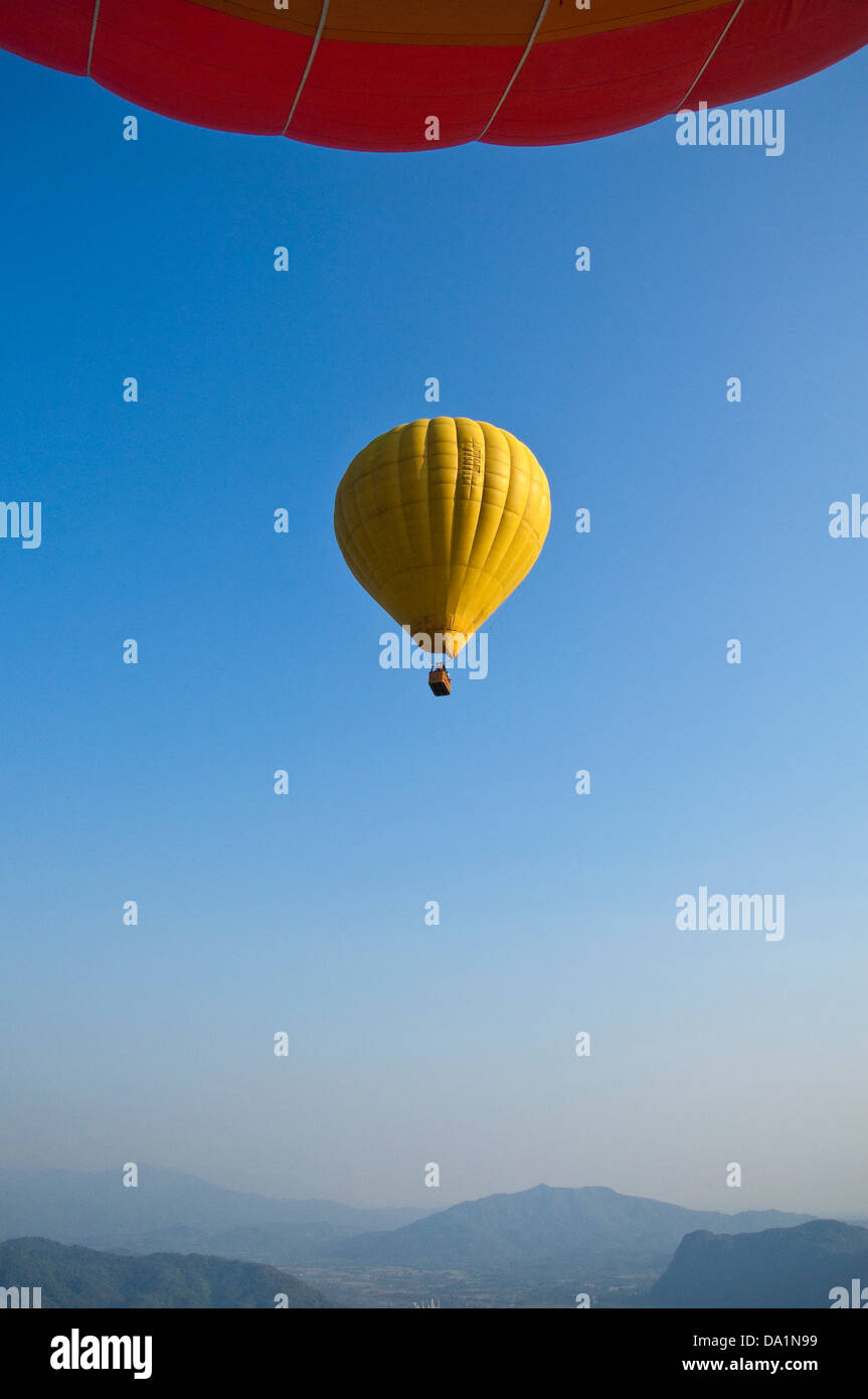 Vertikale Luftaufnahme von einem Heißluftballon im Flug und die Landschaft rund um Vang Vieng. Stockfoto