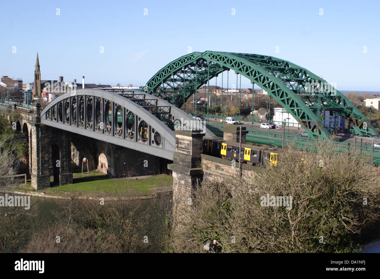 Wearmouth-Brücke und Eisenbahnbrücke. Eine Metrostation ist sichtbar auf der Eisenbahnbrücke. Lage, Sunderland, Tyne and Wear, England, UK Stockfoto