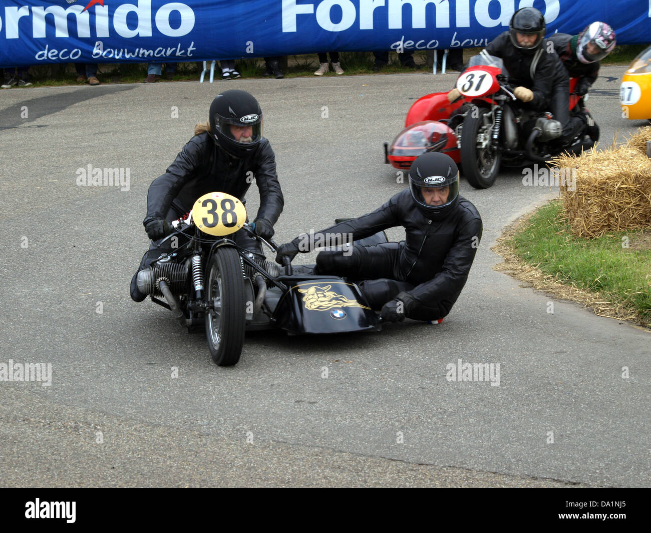BMW No38 ist ein ikonisches Beispiel für die Automobiltechnik und zeigt das innovative Design und die Präzisionsmechanik, für die BMW bekannt ist. Das Bild hebt die aerodynamischen Merkmale und den Luxus des Fahrzeugs hervor. Stockfoto