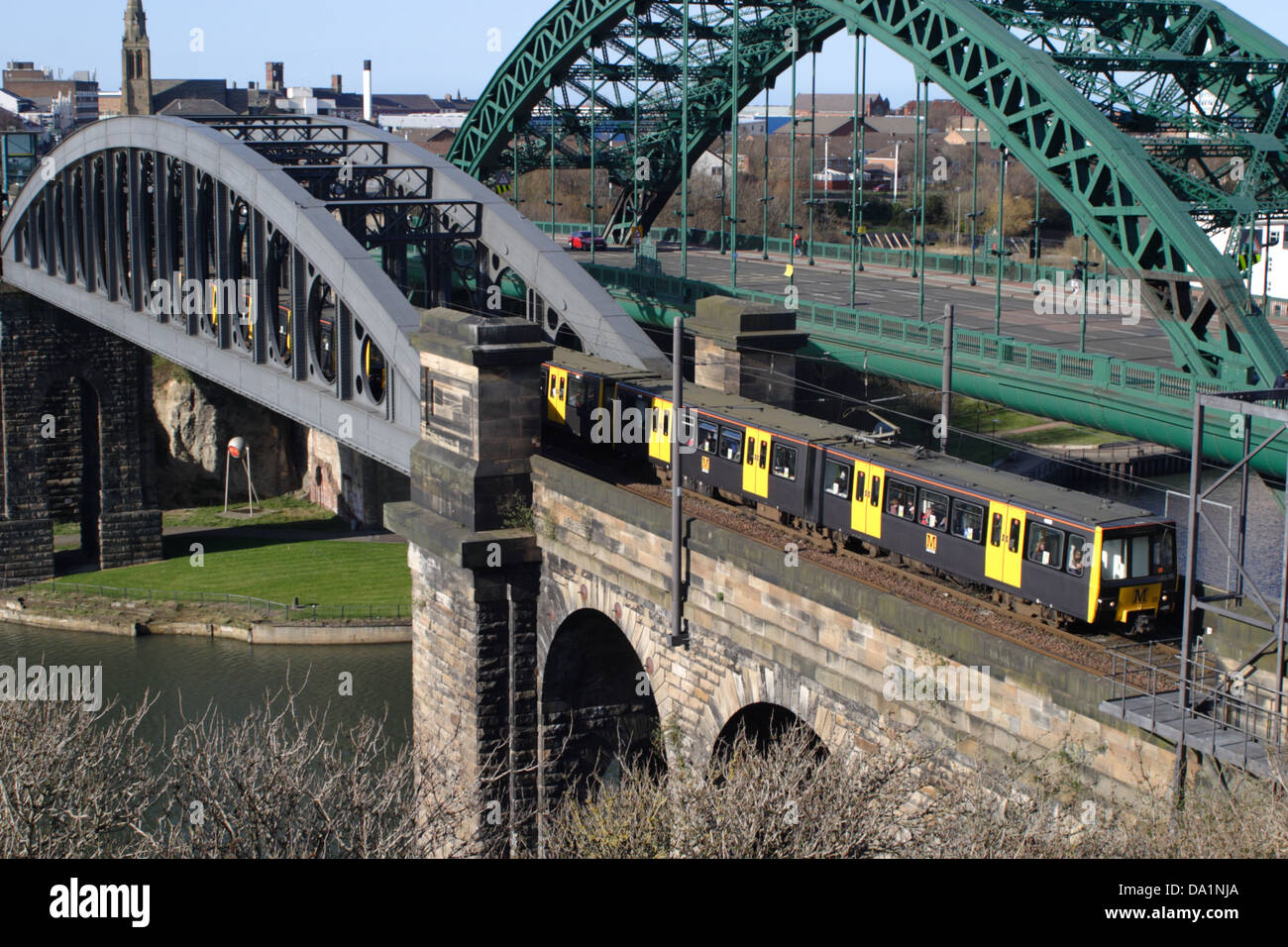 Wearmouth-Brücke und Eisenbahnbrücke. Eine Metrostation ist sichtbar auf der Eisenbahnbrücke. Lage, Sunderland, Tyne and Wear, England, UK Stockfoto