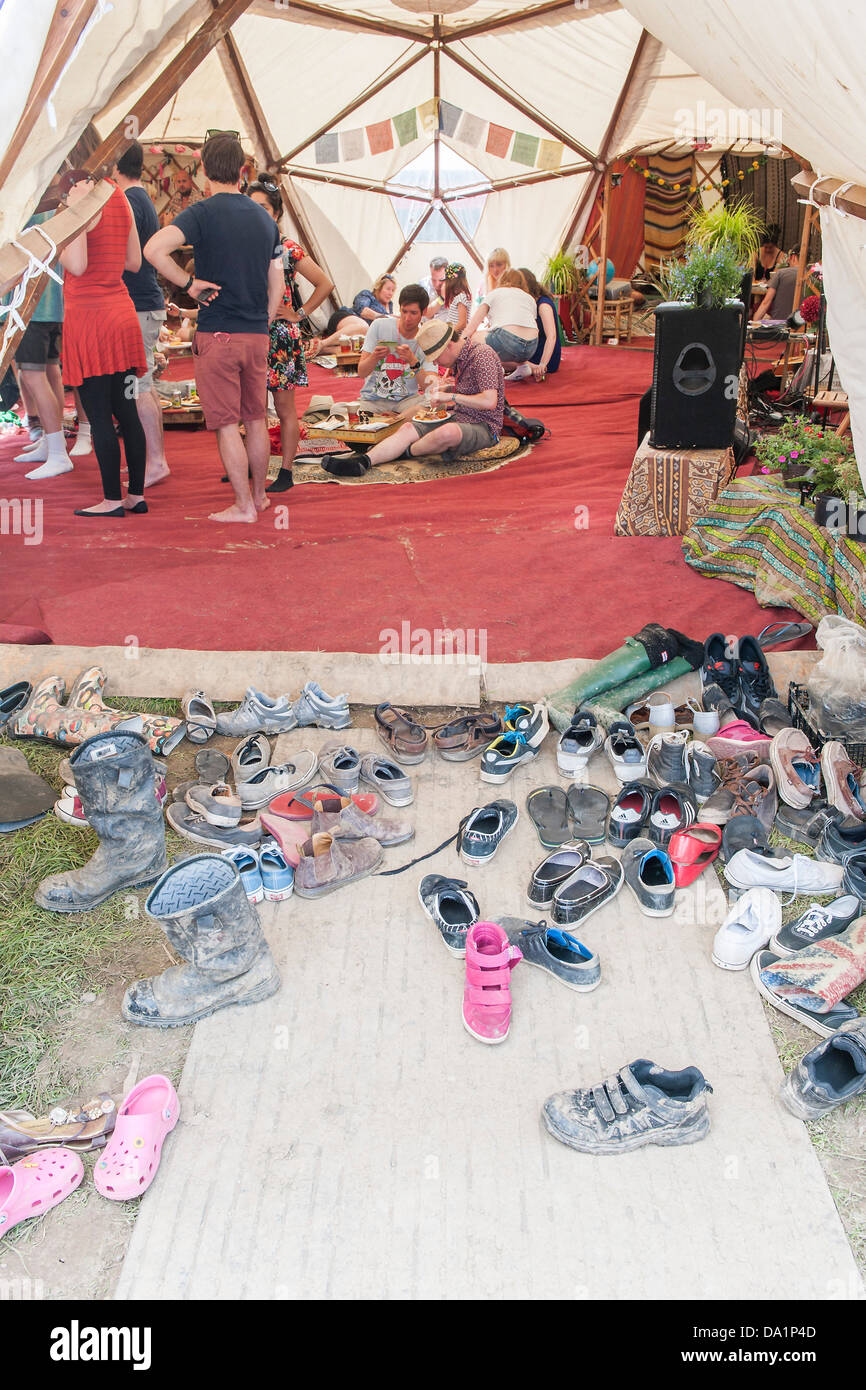 Tipis bieten gehobenen Wohnkomfort sowie entspannende Gemeinschaftsbereiche. Glastonbury Festival 2013 Stockfoto