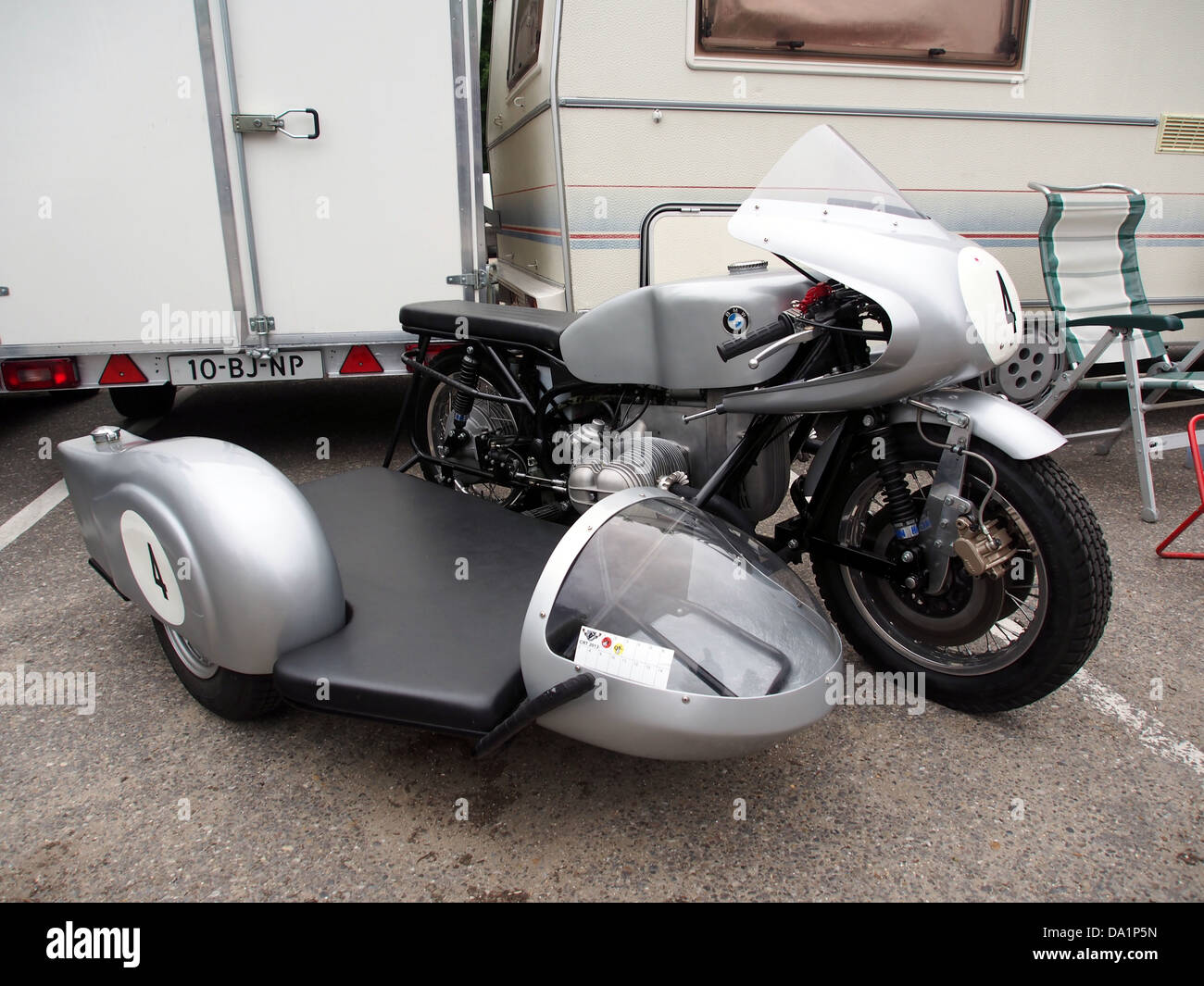 Ein Foto der BMW-Kombination Nr. 4, die die legendäre Kombination aus Motorrad und Beiwagen zeigt. Dieses Fahrzeug ist bekannt für sein Design und seine Technik, die in der Mitte des 20. Jahrhunderts häufig in militärischen und zivilen Anwendungen eingesetzt wurde. Stockfoto