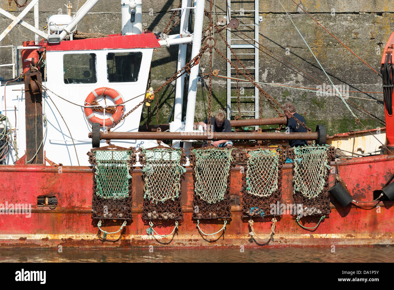 Der Trawler, den Askari vertäut im Hafen von Padstow Cornwall UK mit Netzen, die über die Seite hängen. Stockfoto