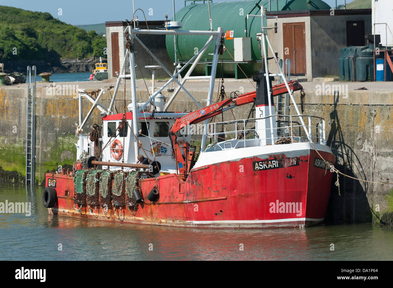 Der Trawler, den Askari vertäut im Hafen von Padstow Cornwall UK mit Netzen, die über die Seite hängen. Stockfoto