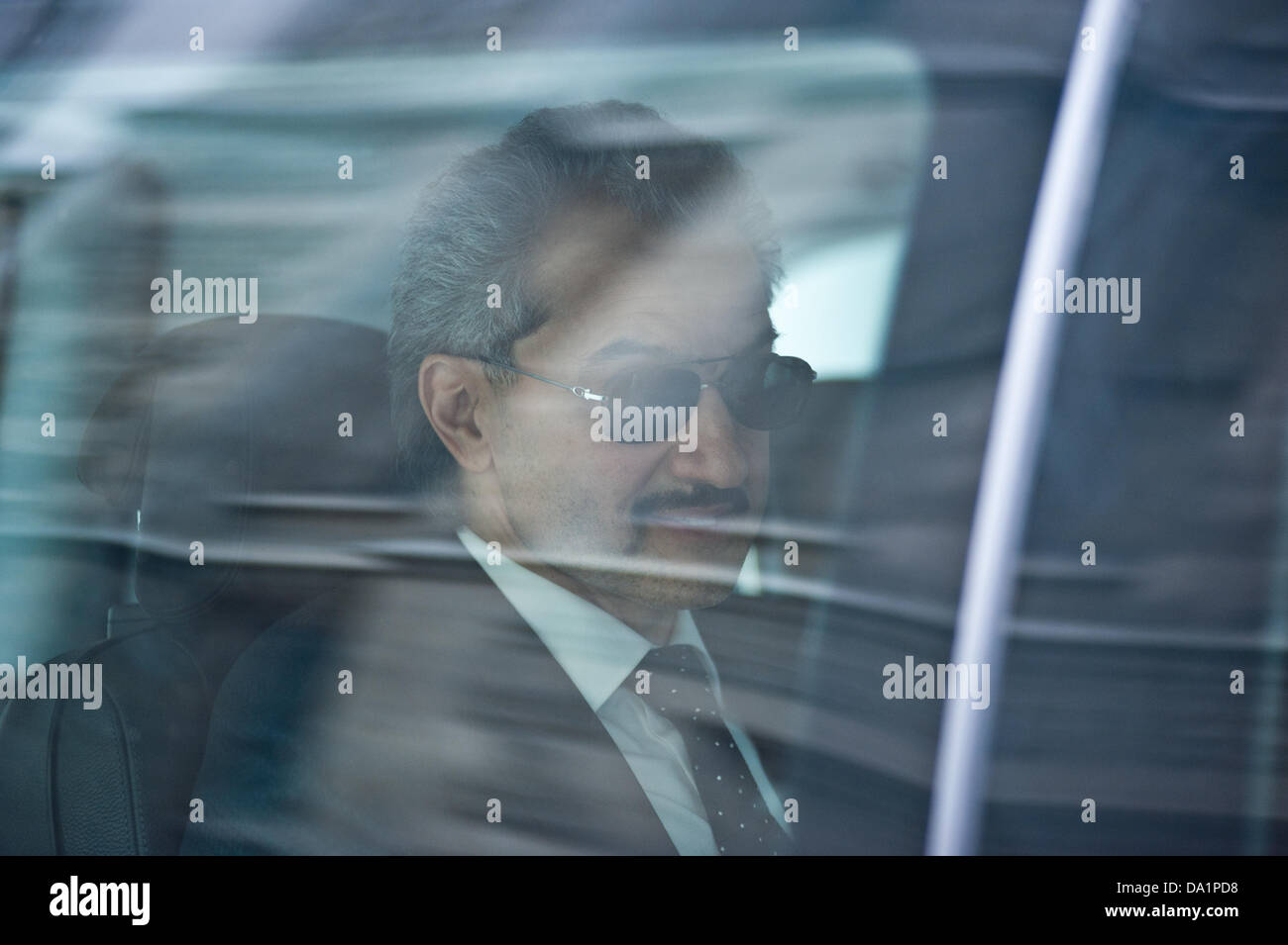 London, Großbritannien - 1. Juli 2013: saudischen Prinzen al-Bin Talal Bin Waleed Abdul-Aziz al-Saud durch Beweise ein multimillion High Court Kampf über den Verkauf eines Verkehrsflugzeugs zu ehemaligen libyschen Staatschef Muammar Gaddafi zu geben. Berater daad sharab behauptet, der Prinz - wer das Savoy Hotel in London besitzt, verdankt ihre um € 6,5 Mio. für die Kommission Teil spielte sie in ein 2005 Airbus beschäftigen. Prinz Al Waleed Streitigkeiten ihr Anspruch und bestreitet, dass jede Vereinbarung wurde für eine 'spezifische Kommission'. Credit: Piero cruciatti/alamy leben Nachrichten Stockfoto