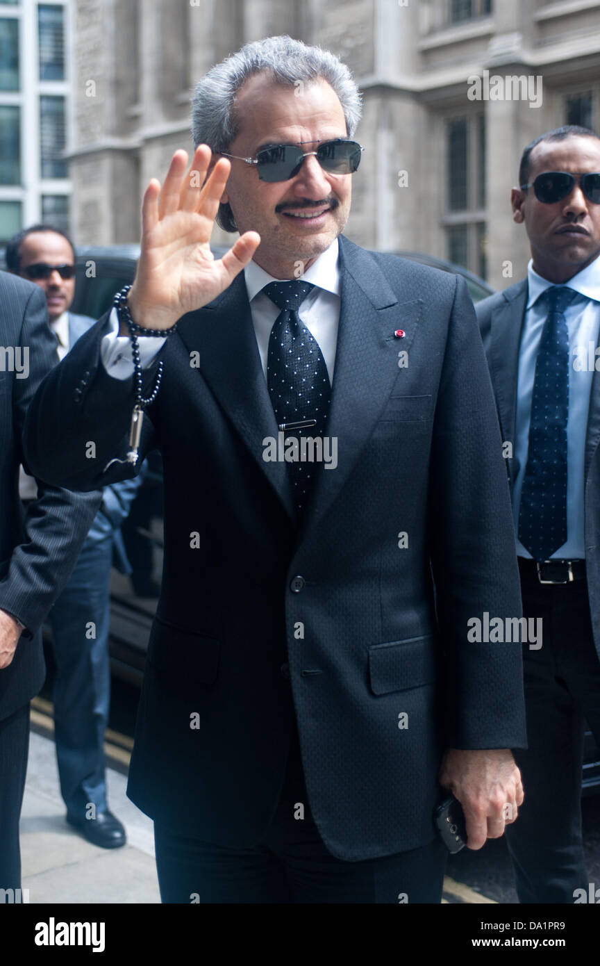 London, Großbritannien - 1. Juli 2013: saudischen Prinzen al-Bin Talal Bin Waleed Abdul-Aziz al-Saud durch Beweise ein multimillion High Court Kampf über den Verkauf eines Verkehrsflugzeugs zu ehemaligen libyschen Staatschef Muammar Gaddafi zu geben. Berater daad sharab behauptet, der Prinz - wer das Savoy Hotel in London besitzt, verdankt ihre um € 6,5 Mio. für die Kommission Teil spielte sie in ein 2005 Airbus beschäftigen. Prinz Al Waleed Streitigkeiten ihr Anspruch und bestreitet, dass jede Vereinbarung wurde für eine 'spezifische Kommission'. Credit: Piero cruciatti/alamy leben Nachrichten Stockfoto