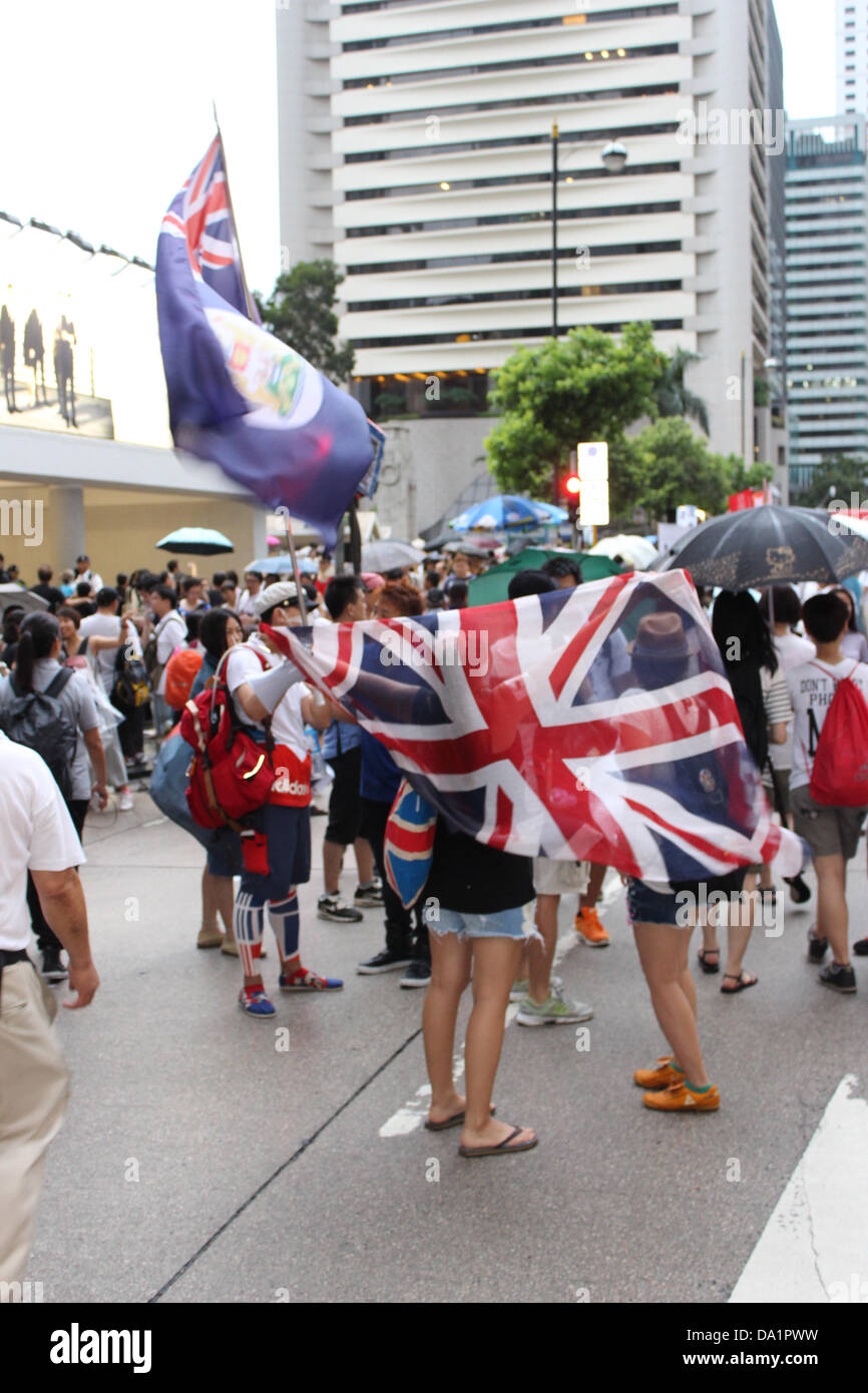 Hong Kong. 1. Juli 2013. Pro-Demokratie-Fans winken den Union Jack und