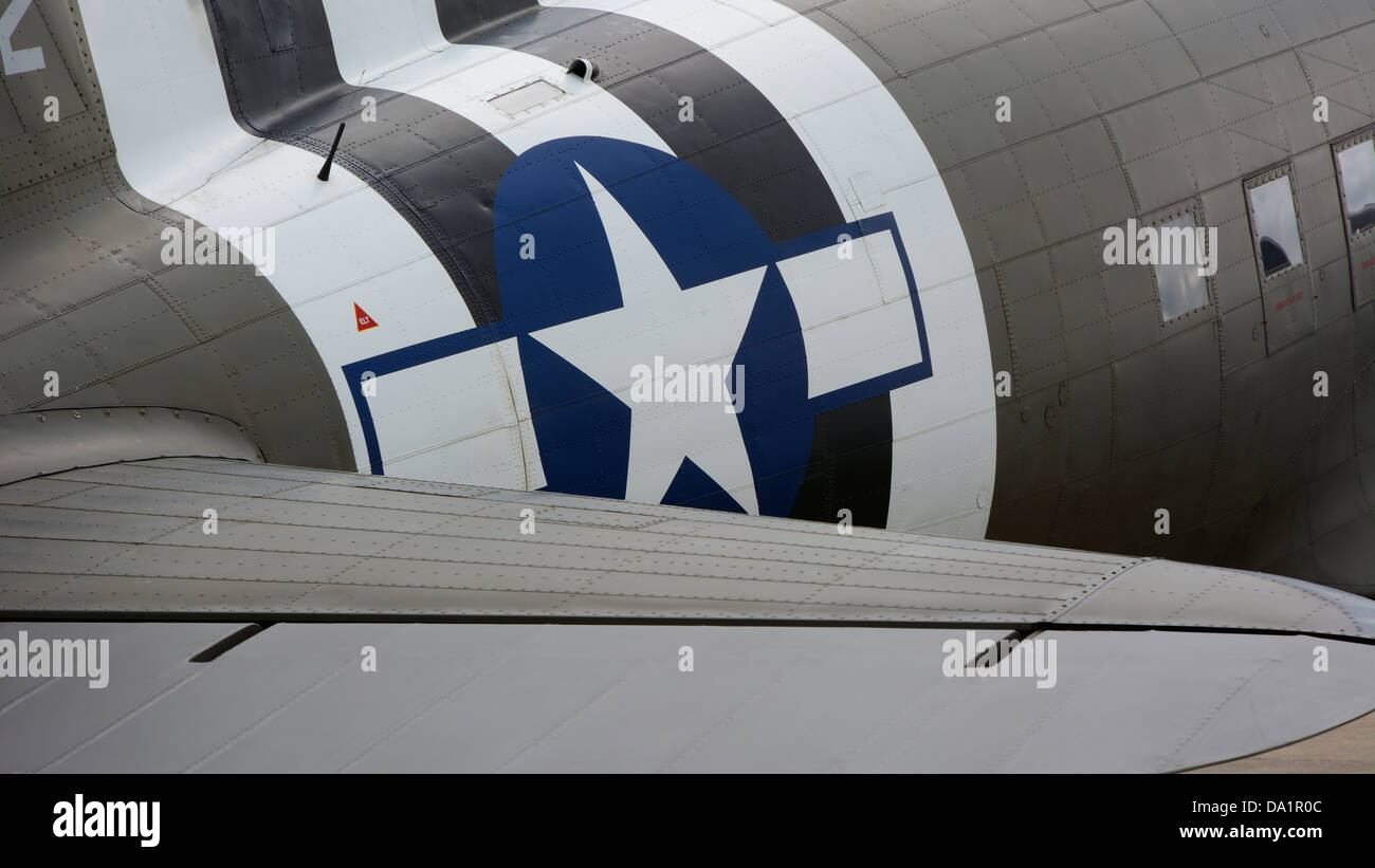 C47/DC3 DAKOTA MIT USAAF MARKIERUNGEN IM LINCOLNSHIRE AVIATION HERITAGE MUSEUM IN OST KIRKBY IN LINCOLNSHIRE.  ENGLAND.  UK Stockfoto