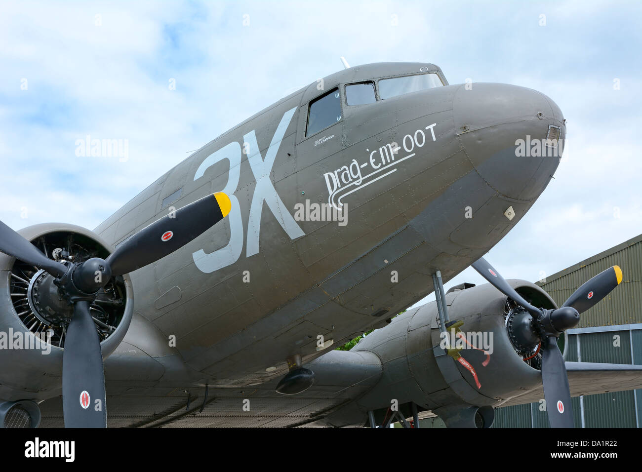 C47/DC3 DAKOTA MIT USAAF MARKIERUNGEN IM LINCOLNSHIRE AVIATION HERITAGE MUSEUM IN OST KIRKBY IN LINCOLNSHIRE.  ENGLAND.  UK Stockfoto