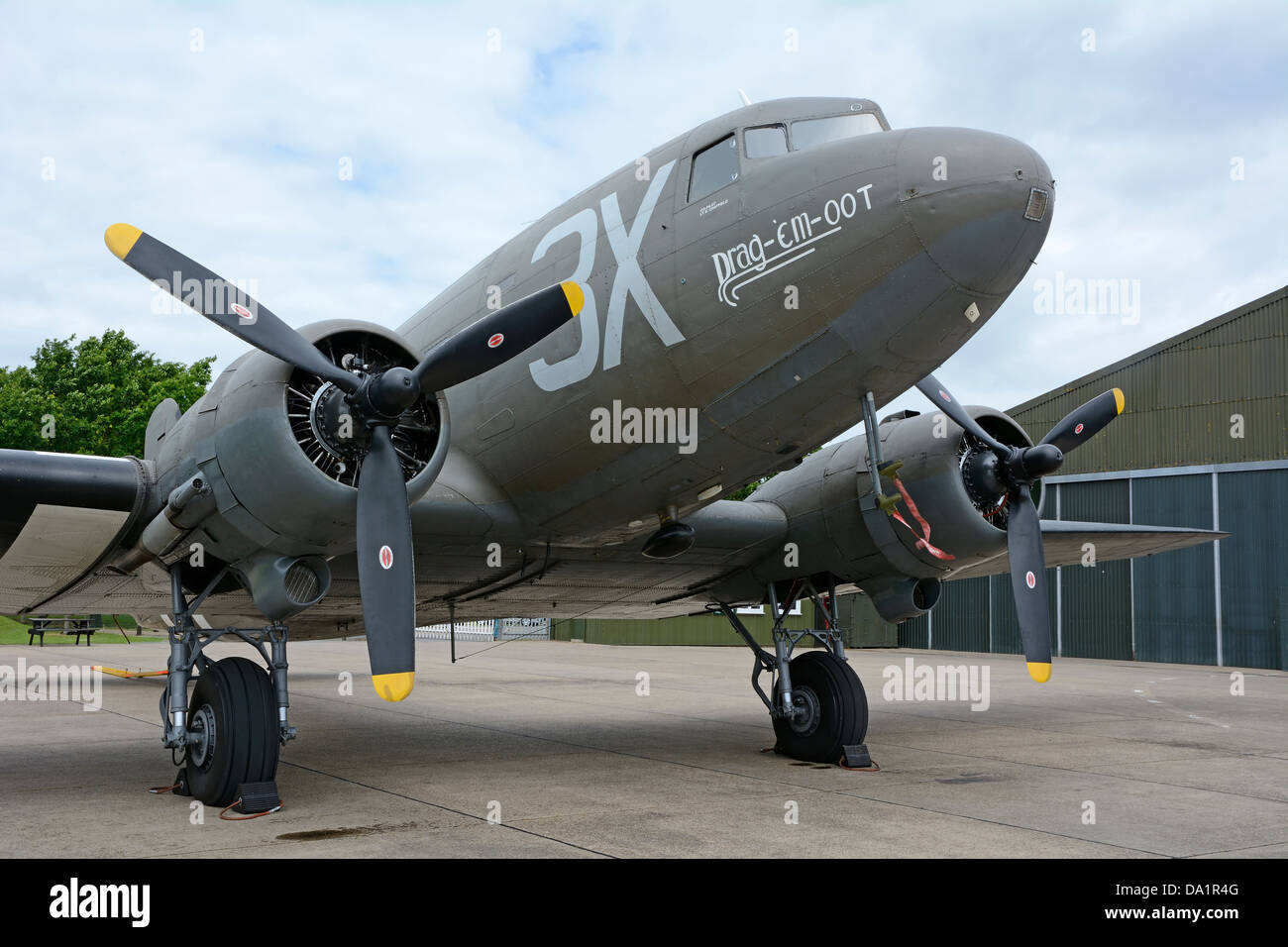 C47/DC3 DAKOTA MIT USAAF MARKIERUNGEN IM LINCOLNSHIRE AVIATION HERITAGE MUSEUM IN OST KIRKBY IN LINCOLNSHIRE.  ENGLAND.  UK Stockfoto