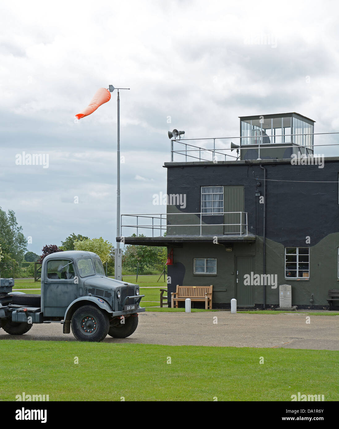 KONTROLLTURM ODER WACHTURM MIT BEDFORD "QUEEN MARY" IM LINCOLNSHIRE AVIATION HERITAGE MUSEUM.  ENGLAND.  UK Stockfoto